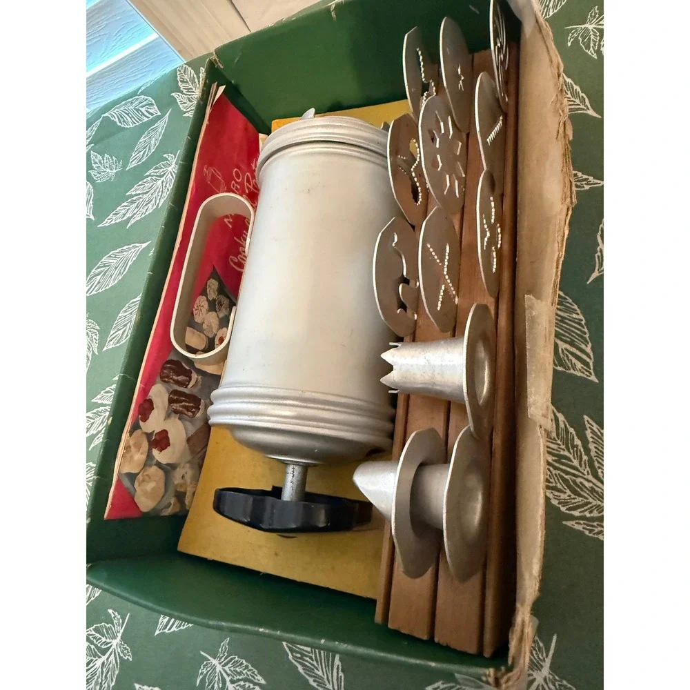 Vintage Mirro Aluminum Cookie and Pastry Press Set with 12 Plates 3 Tips USA